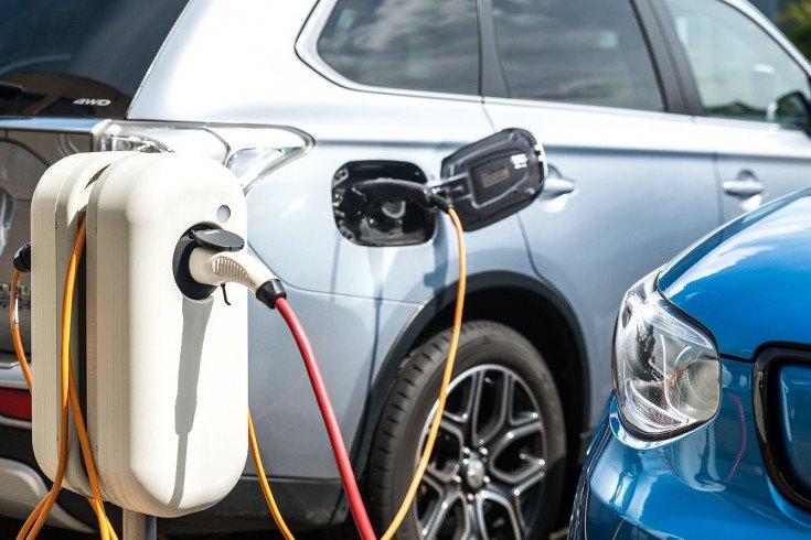 Elektrische auto aan de laadpaal