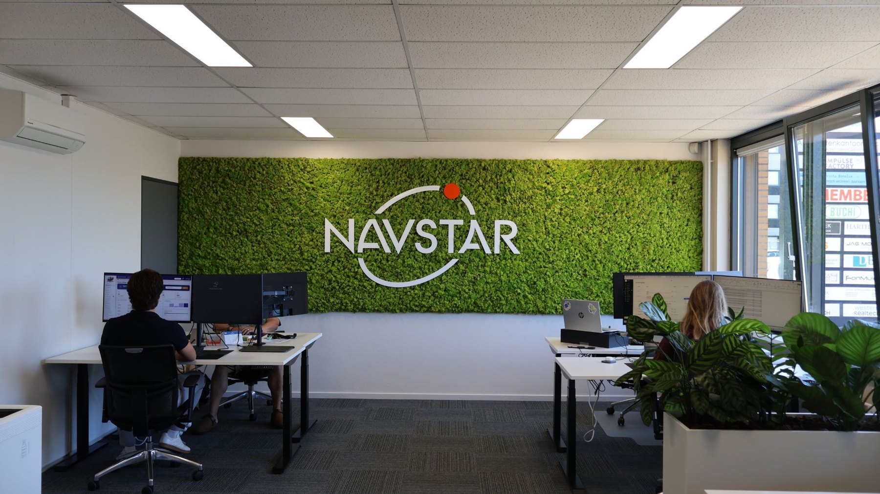 Het kantoor van een huurder in Business Centre Breda, met moswand en logo